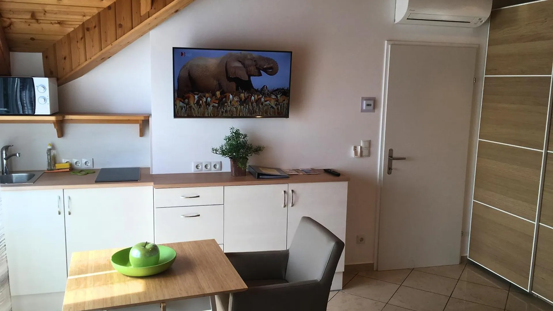 Ajo Apartments - Alte Donau Lake View Balcony Studio - Self-Check-In
